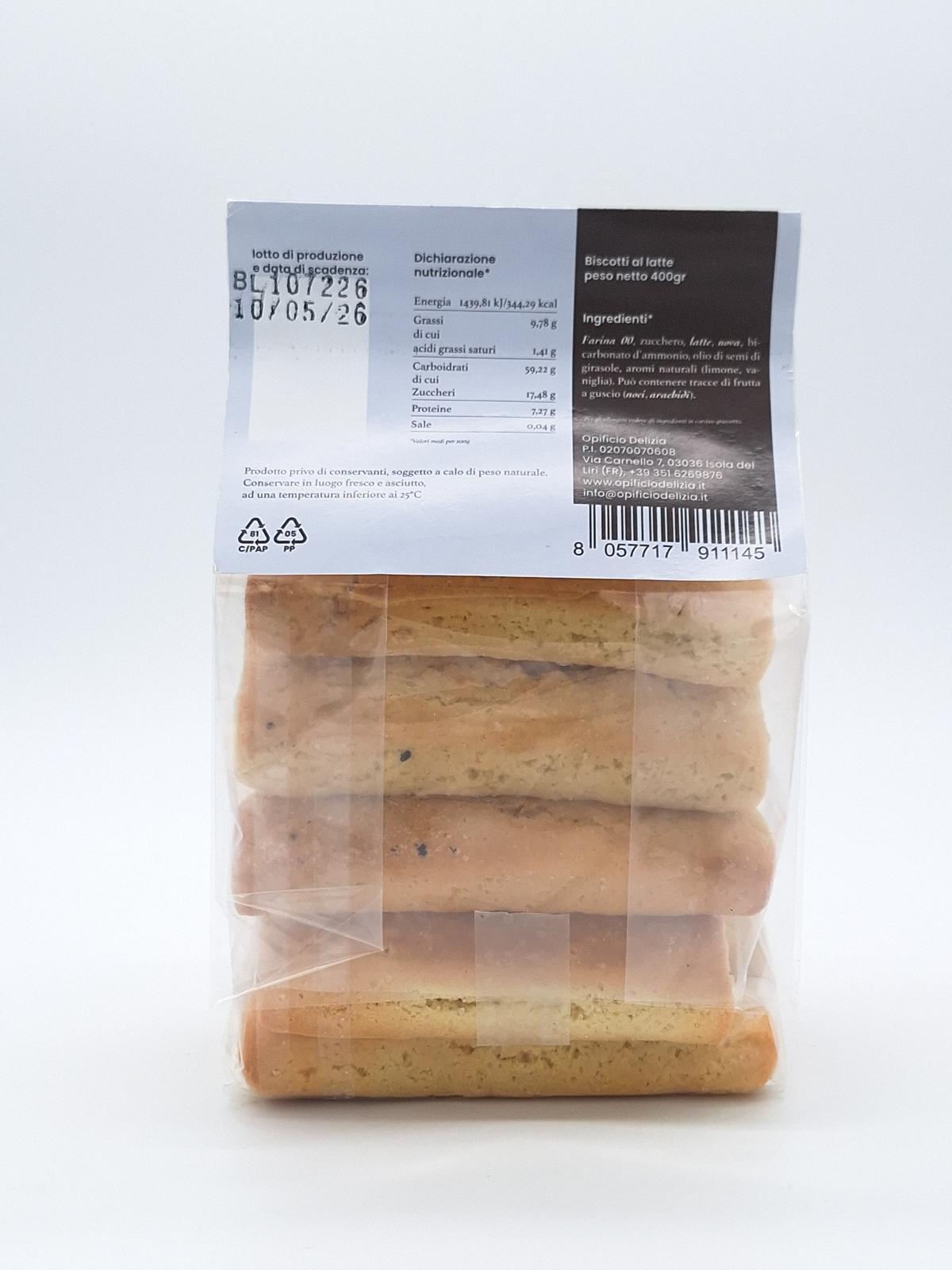 Biscotti artigianali al latte con ingredienti naturali latte uova farina sullo sfondo