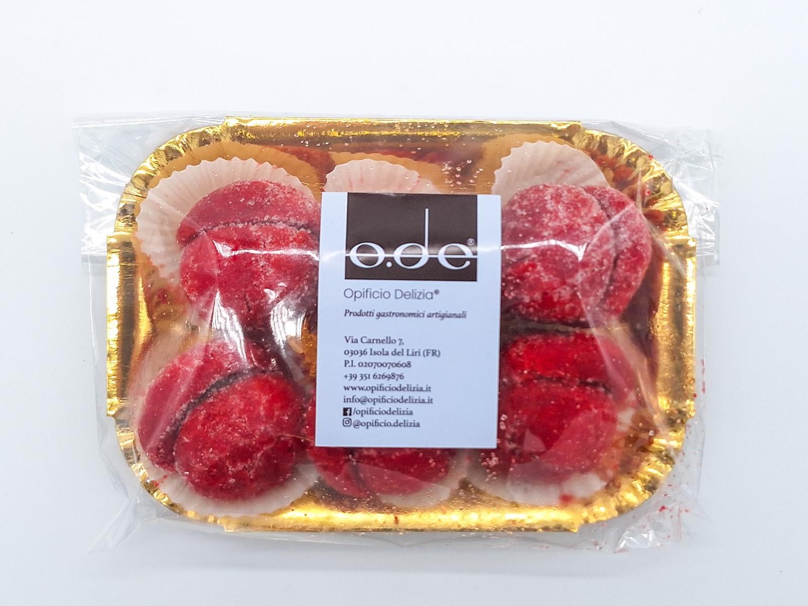 dolcetto pesche allalchermes con Nutella e zucchero dessert artigianale su piattino bianco con bicchiere di liquore sullo sfondo